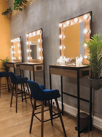 Salon interiér – pohodlné prostředí Brow Bar Praha
