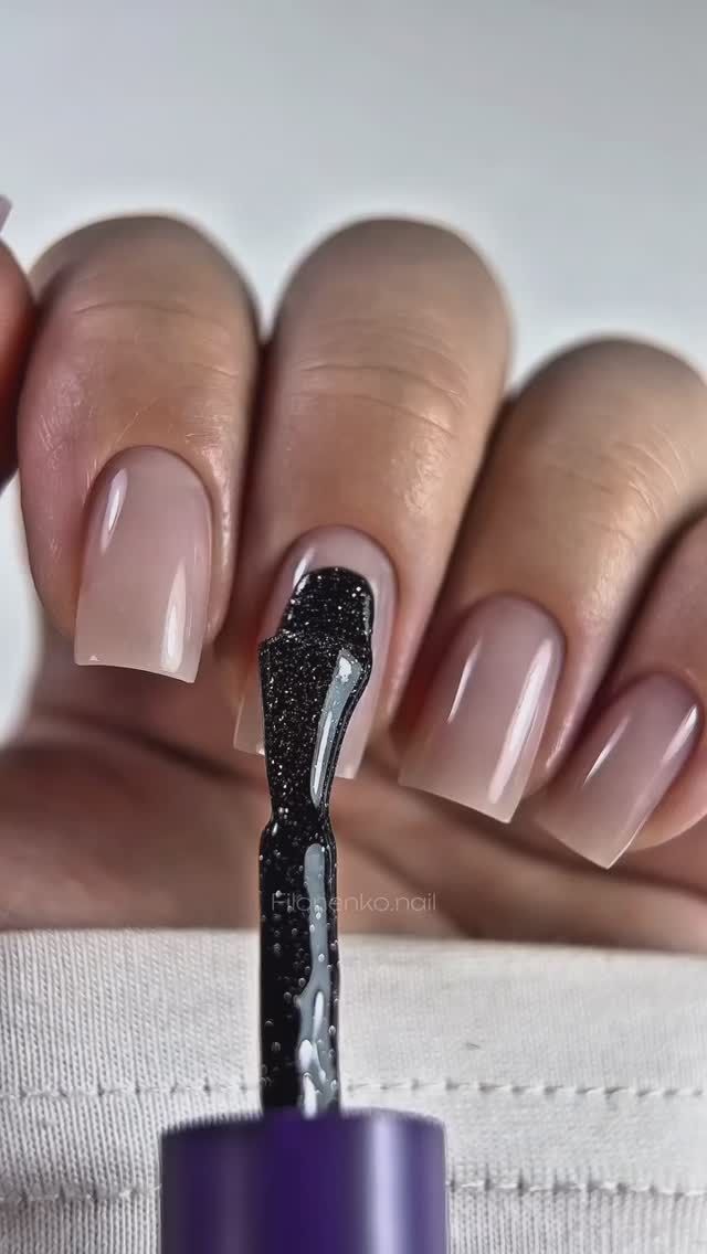 Stejná perfektní barva Dark Gel Polish Flash je opět skladem❤️‍ð¥

Tmavý blesk 12
10 ml 

Objednávky přijímáme přes Direct (odkaz v profilu) nebo na webu www.nailsmaterial.cz ð

Doprava po ČR od 3500 Kč - zdarma

Veškeré produkty si můžete také zakoupit v našem kamenném obchodě v Praze, Krasová 568/34ðð»

S láskou a péčí vaši, STELLA’S ð¤

#nails #stellas
#base #nehtycz 
#manikúra #nehty #manikúraČesko
#akce #sleva #dnkacz #manikura#darkflashgelpolish12
#tmavé ikonické nehty